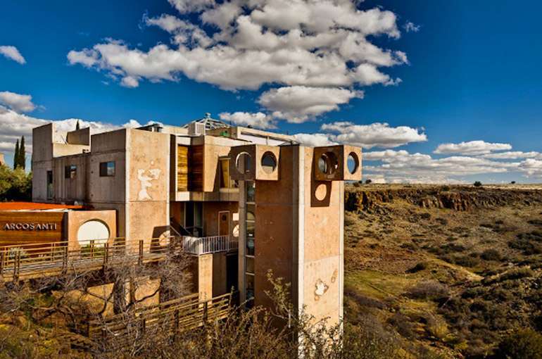 1) آرکوسانتی (Arcosanti)، میر (Mayer)، آریزونا
