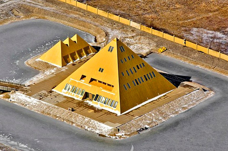 خانه هرم طلایی